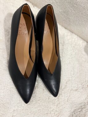 Naturalizer Black Pointed V-Cut Pump - Classic Women's Heel